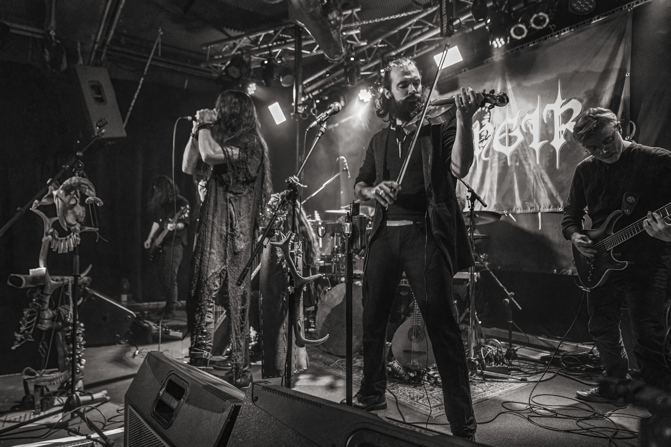 Bassist von Tylangir spielt live vor Publikum, Schwarzweissfoto