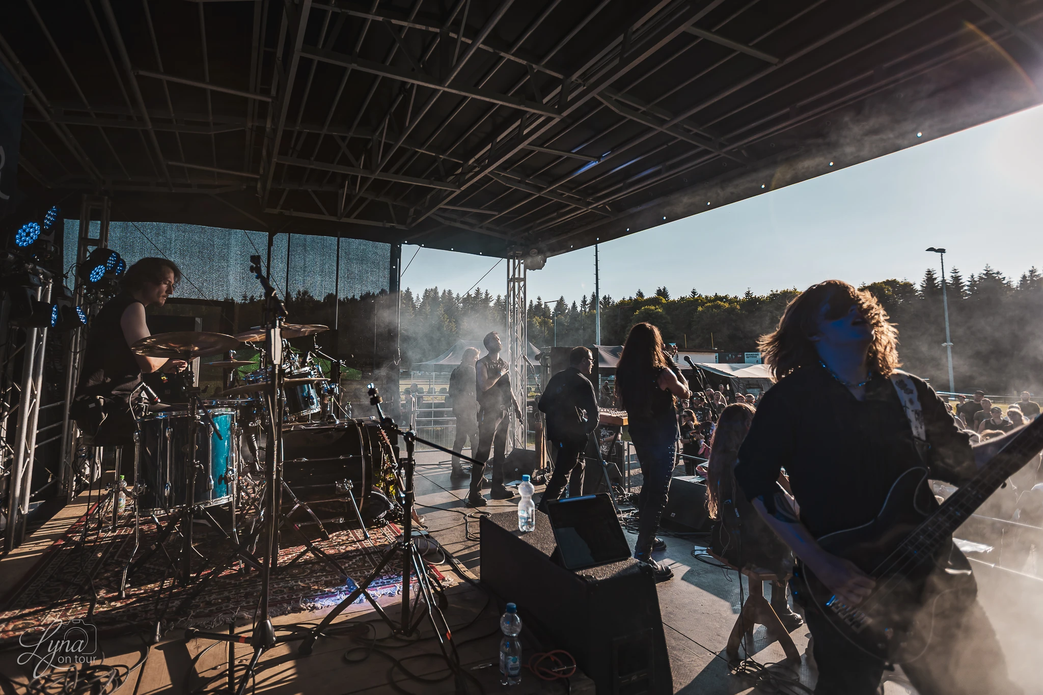 Tylangir spielt bei einem Open-Air-Konzert im Gegenlicht